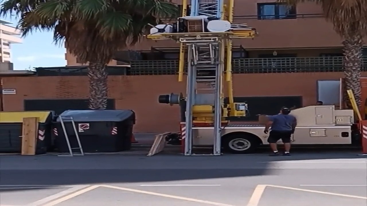 Grúa elevadora de Mudanzas Palma cargando muebles en Valencia