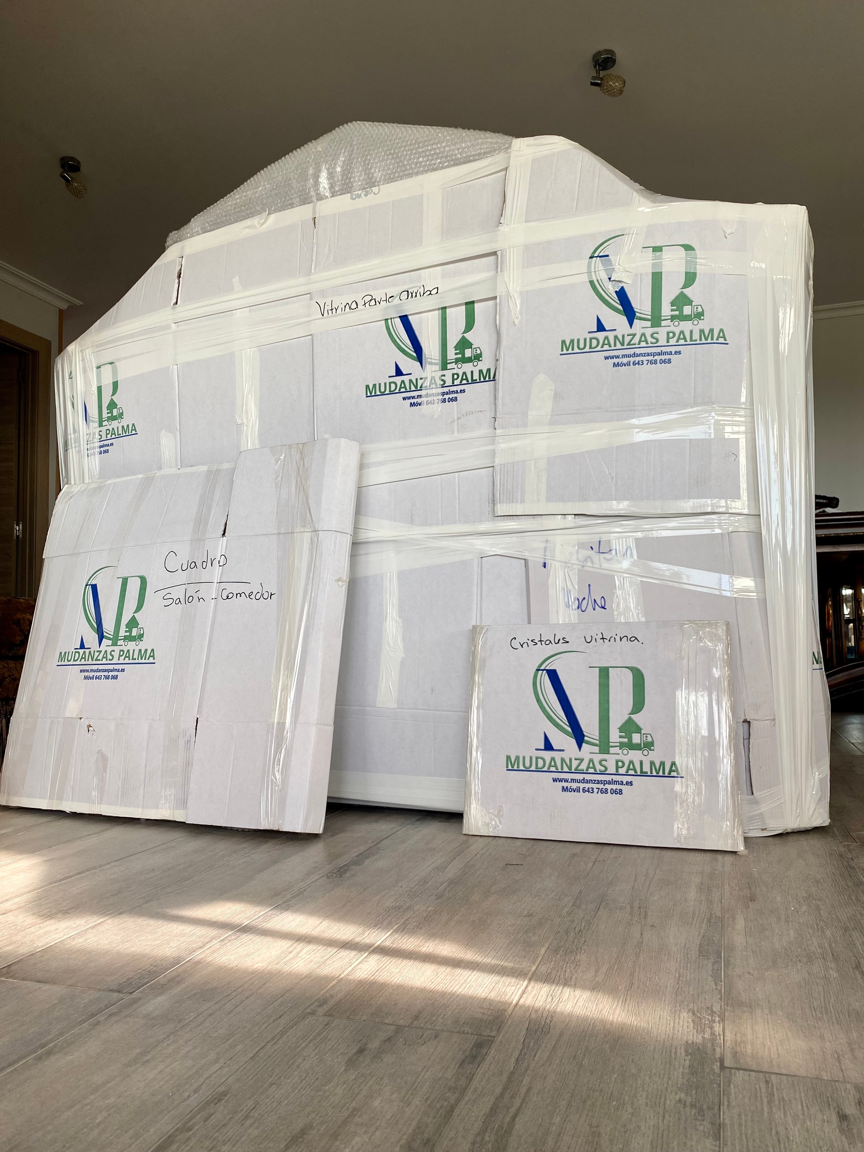 Muebles embalados con el material rotulado de Mudanzas Palma