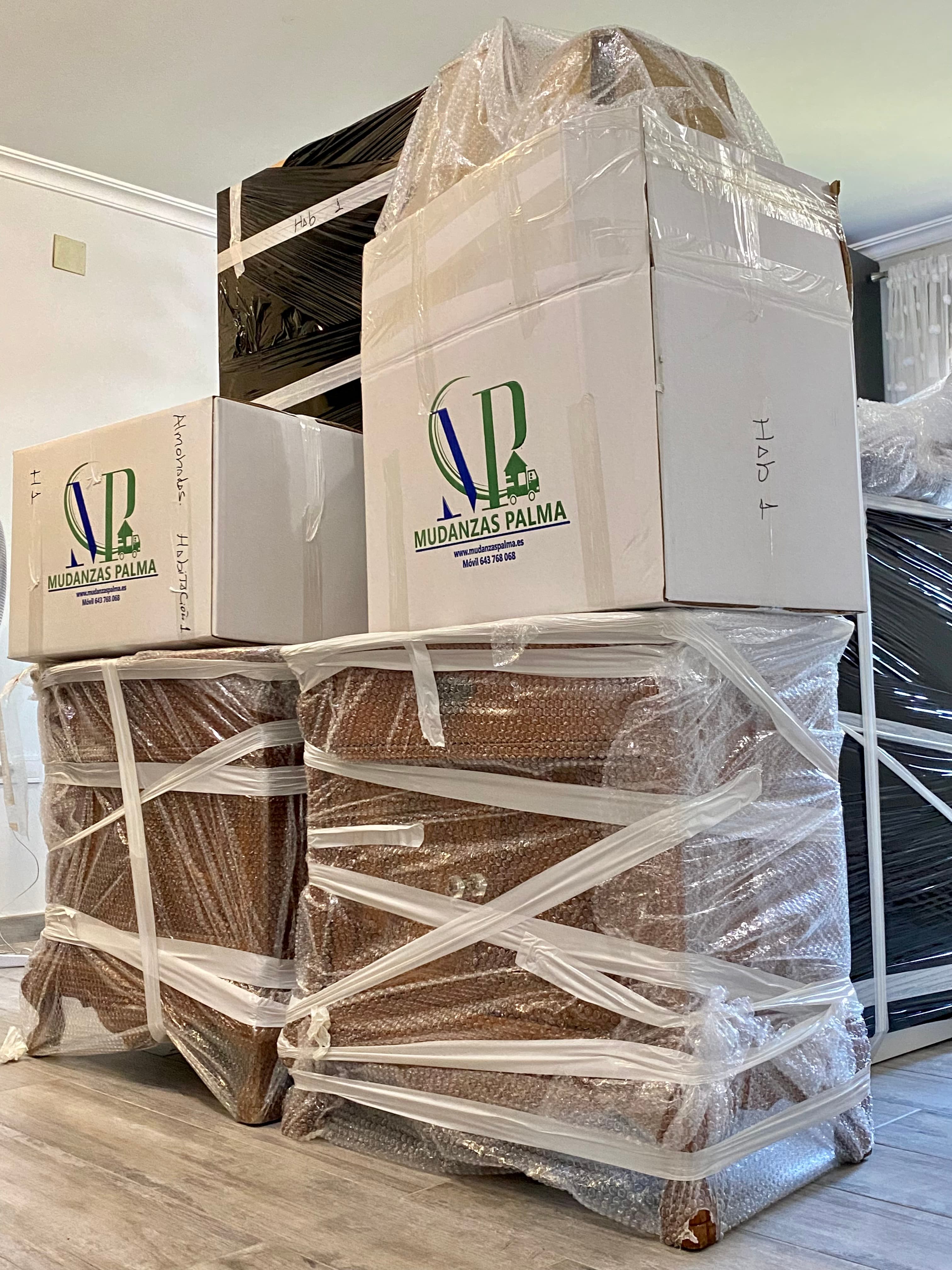 Casa modelo con llaves representando una mudanza